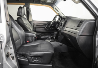Подержанный автомобиль Mitsubishi Pajero 2011 года (19 фото)