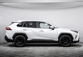Подержанный автомобиль Toyota RAV4 2022 года (4 фото)