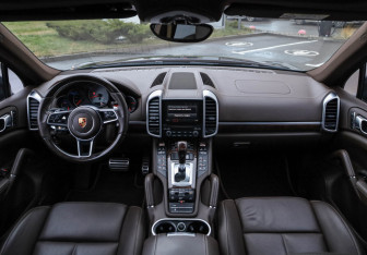 Подержанный автомобиль Porsche Cayenne 2016 года (11 фото)