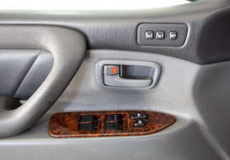 Подержанный автомобиль Toyota Land Cruiser Suv 1999 года (18 фото)