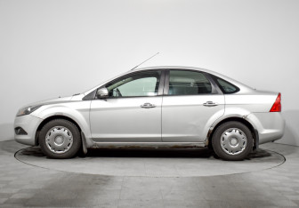 Подержанный автомобиль Ford Focus Sedan 2009 года (8 фото)