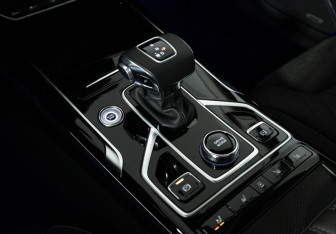 Подержанный автомобиль Hongqi HS5 2023 года (17 фото)