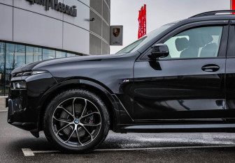 Подержанный автомобиль BMW X7 2023 года (40 фото)