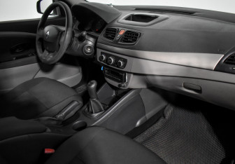 Подержанный автомобиль Renault Fluence 2010 года (13 фото)