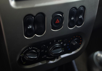 Подержанный автомобиль Renault Sandero 2013 года (13 фото)