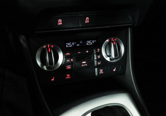 Подержанный автомобиль Audi Q3 2012 года (15 фото)