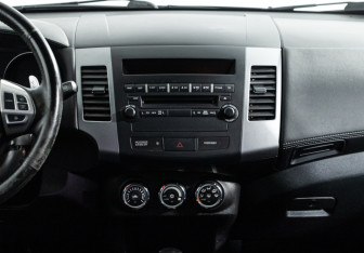 Подержанный автомобиль Citroen C-Crosser 2012 года (14 фото)