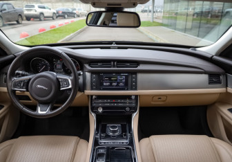 Подержанный автомобиль Jaguar XF Sedan 2018 года (10 фото)
