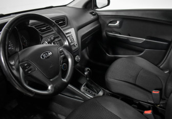 Подержанный автомобиль Kia Rio Hatchback 2015 года (9 фото)