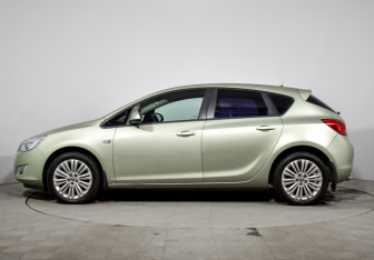 Подержанный автомобиль Opel Astra Hatchback 2011 года (8 фото)