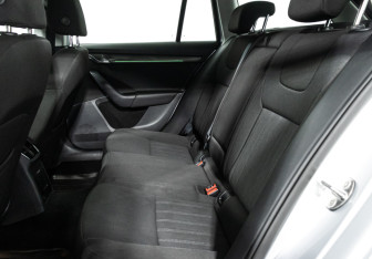 Подержанный автомобиль Skoda Octavia Wagon 2017 года (10 фото)