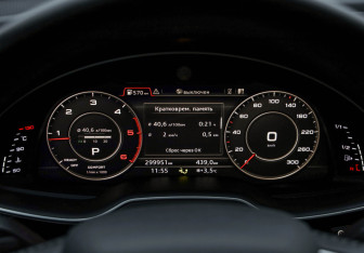 Подержанный автомобиль Audi Q7 2015 года (14 фото)