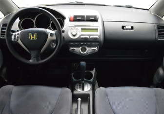 Подержанный автомобиль Honda Jazz 2008 года (14 фото)