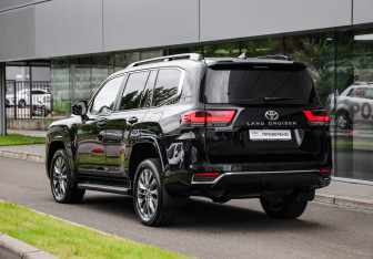 Подержанный автомобиль Toyota Land Cruiser Suv 2021 года (8 фото)