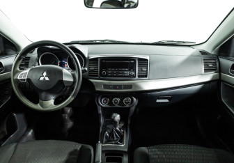 Подержанный автомобиль Mitsubishi Lancer Sedan 2012 года (13 фото)