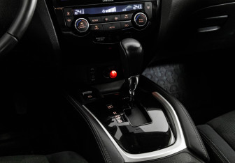 Подержанный автомобиль Nissan X-Trail 2017 года (13 фото)