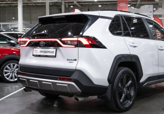 Подержанный автомобиль Toyota RAV4 2022 года (7 фото)