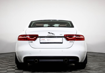 Подержанный автомобиль Jaguar XE 2018 года (6 фото)