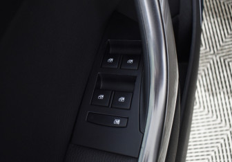 Подержанный автомобиль Opel Astra Wagon 2012 года (17 фото)