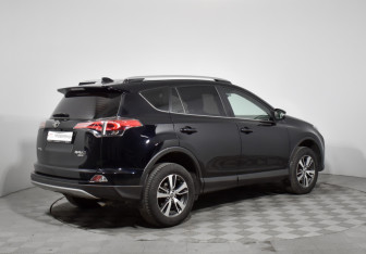 Подержанный автомобиль Toyota RAV4 2017 года (6 фото)