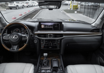Подержанный автомобиль Lexus LX 2016 года (13 фото)