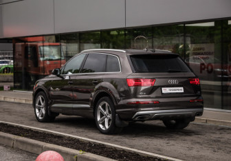 Подержанный автомобиль Audi Q7 2017 года (8 фото)