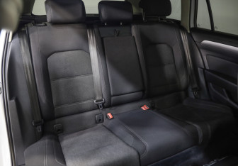 Подержанный автомобиль Volkswagen Passat Wagon 2016 года (23 фото)