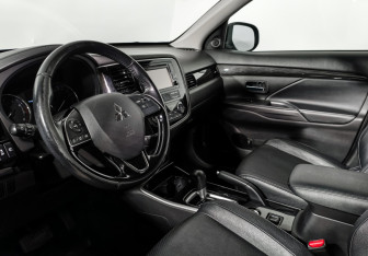 Подержанный автомобиль Mitsubishi Outlander 2017 года (9 фото)