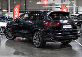 Подержанный автомобиль Porsche Cayenne 2017 года (11 фото)