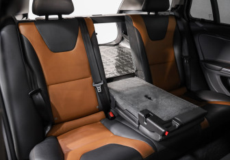 Подержанный автомобиль Volvo V60 Cross Country 2015 года (26 фото)