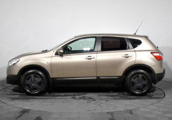 Подержанный автомобиль Nissan Qashqai 2012 года (8 фото)