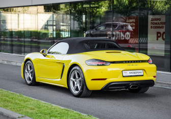 Подержанный автомобиль Porsche Boxster 2020 года (10 фото)
