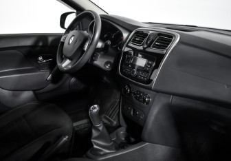 Подержанный автомобиль Renault Sandero 2017 года (13 фото)