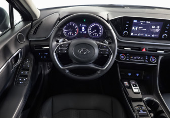 Подержанный автомобиль Hyundai Sonata 2022 года (10 фото)