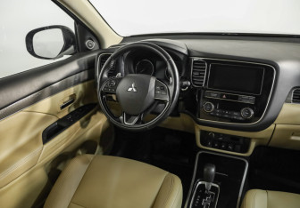 Подержанный автомобиль Mitsubishi Outlander 2020 года (9 фото)