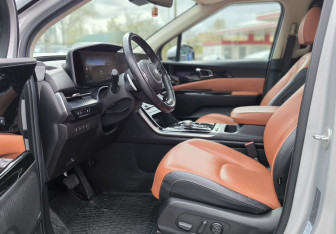 Подержанный автомобиль Kia Carnival 2021 года (12 фото)