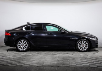 Подержанный автомобиль Jaguar XE 2016 года (4 фото)