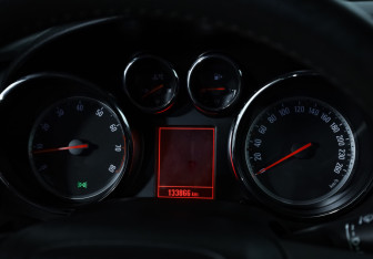 Подержанный автомобиль Opel Astra Hatchback 2012 года (13 фото)