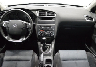 Подержанный автомобиль Citroen C4 Hatchback 2012 года (14 фото)