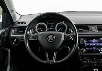 Подержанный автомобиль Skoda Rapid Liftback 2018 года (11 фото)