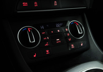 Подержанный автомобиль Audi Q3 2014 года (15 фото)