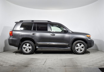 Подержанный автомобиль Toyota Land Cruiser Suv 2013 года (5 фото)