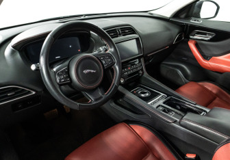 Подержанный автомобиль Jaguar F-Pace 2017 года (11 фото)
