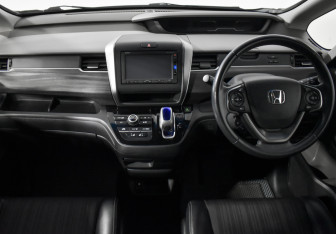 Подержанный автомобиль Honda Freed 2016 года (10 фото)