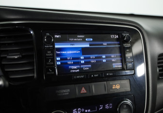 Подержанный автомобиль Mitsubishi Outlander 2016 года (13 фото)