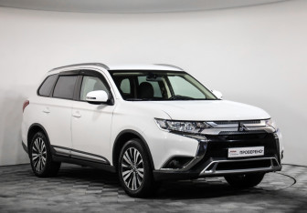 Подержанный автомобиль Mitsubishi Outlander 2019 года (3 фото)