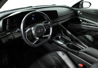 Подержанный автомобиль Hyundai Elantra Sedan 2021 года (11 фото)