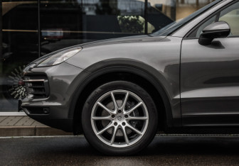 Подержанный автомобиль Porsche Cayenne 2020 года (10 фото)