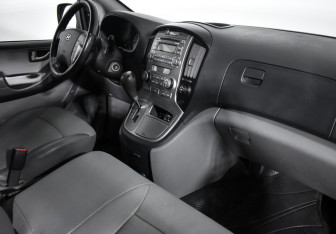 Подержанный автомобиль Hyundai Grand Starex 2010 года (15 фото)
