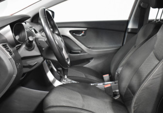 Подержанный автомобиль Hyundai Elantra Sedan 2012 года (10 фото)